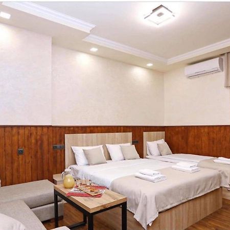 Family Mini-Hotel Martirosyan'S And Tours 耶烈万 外观 照片