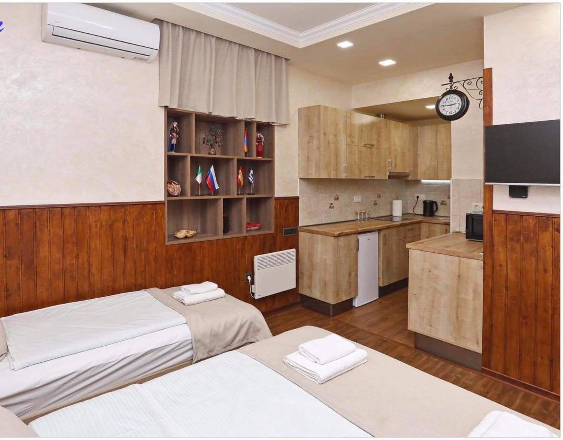 Family Mini-Hotel Martirosyan'S And Tours 耶烈万 外观 照片