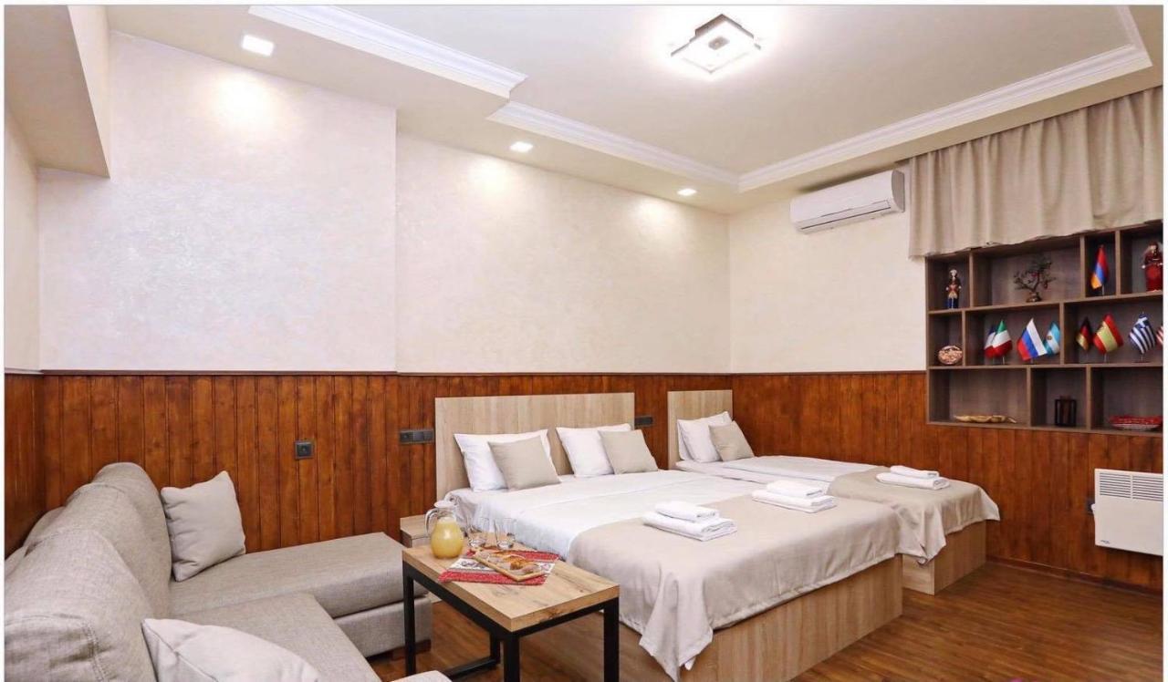 Family Mini-Hotel Martirosyan'S And Tours 耶烈万 外观 照片