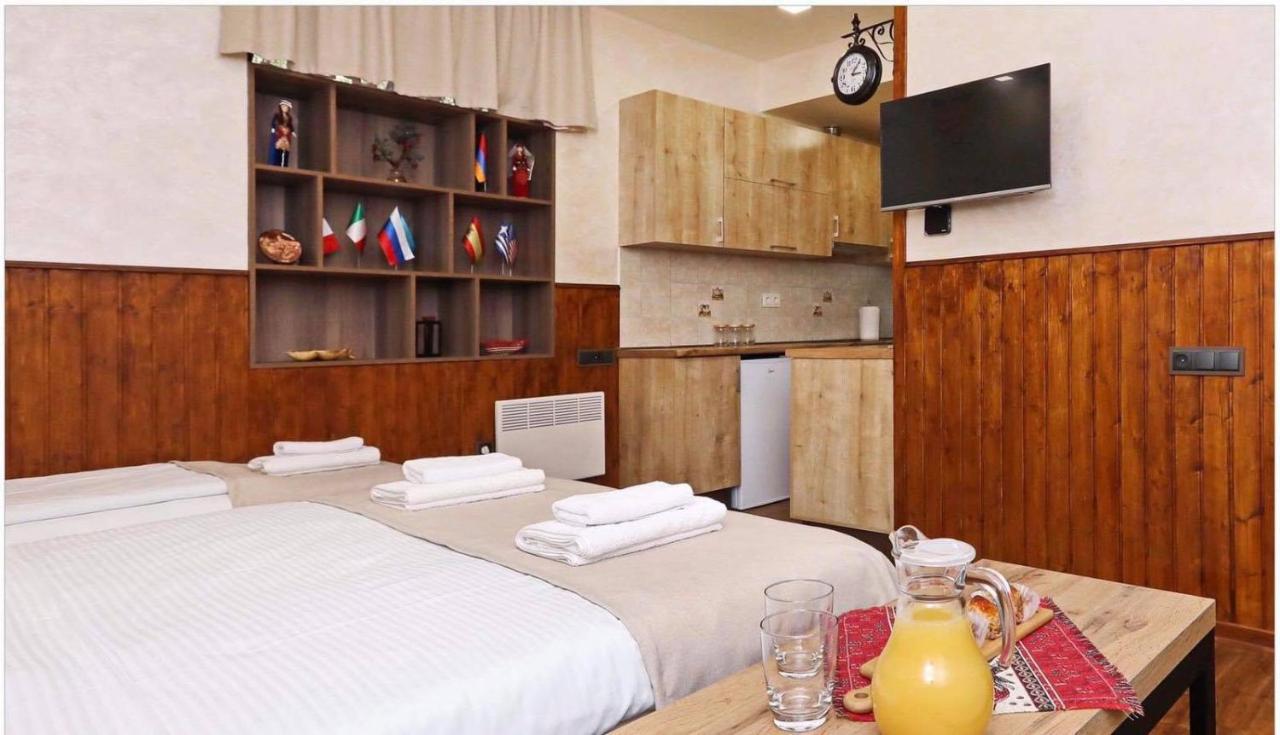 Family Mini-Hotel Martirosyan'S And Tours 耶烈万 外观 照片