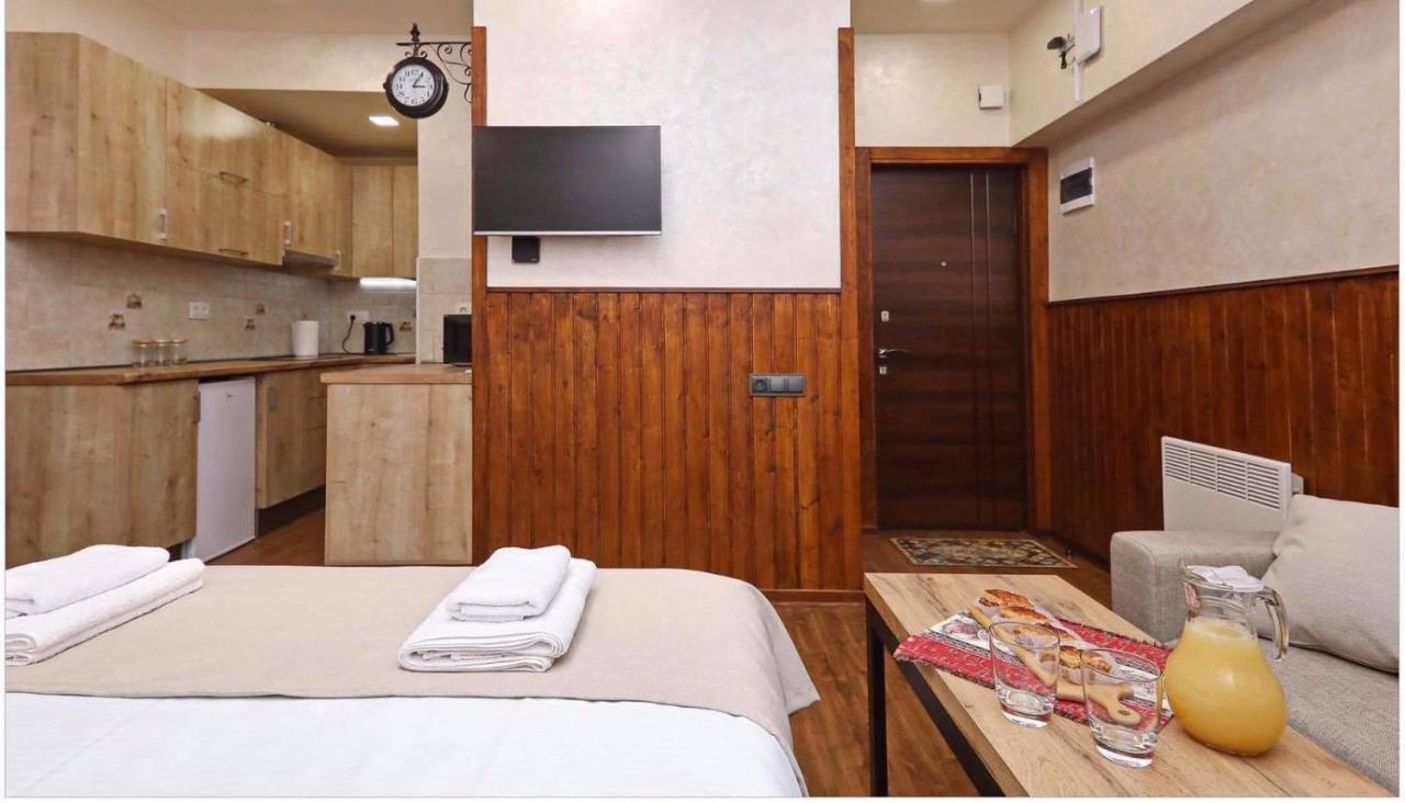 Family Mini-Hotel Martirosyan'S And Tours 耶烈万 外观 照片