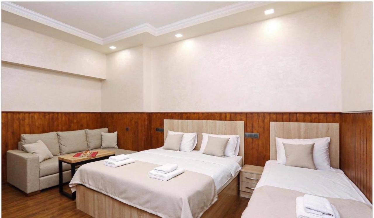 Family Mini-Hotel Martirosyan'S And Tours 耶烈万 外观 照片