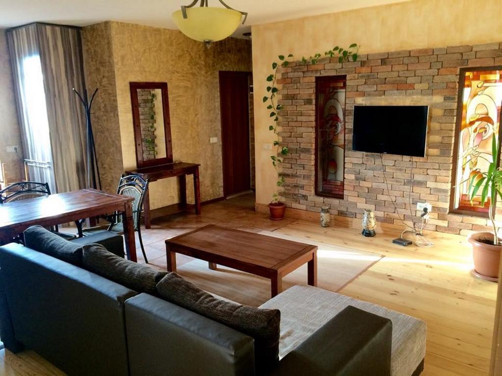 Family Mini-Hotel Martirosyan'S And Tours 耶烈万 客房 照片
