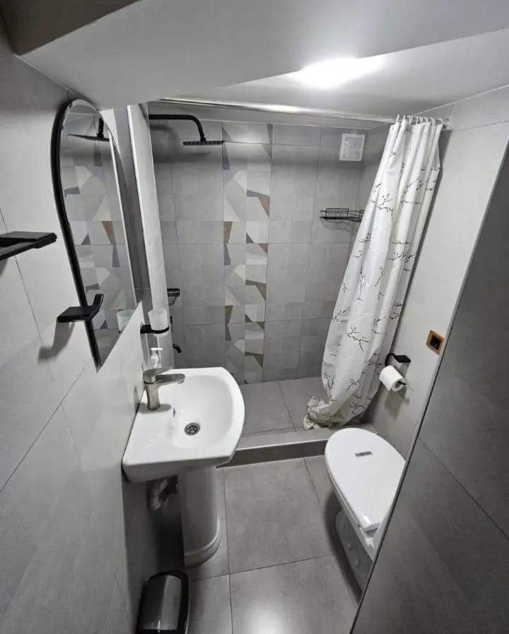 Family Mini-Hotel Martirosyan'S And Tours 耶烈万 外观 照片