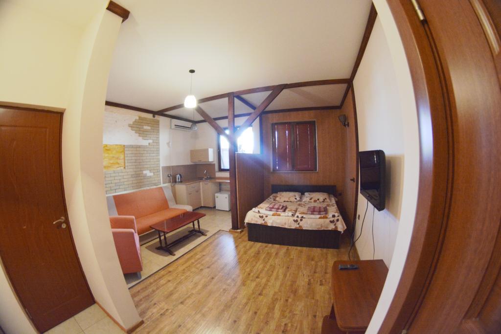 Family Mini-Hotel Martirosyan'S And Tours 耶烈万 客房 照片
