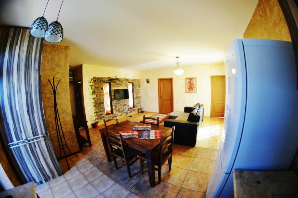 Family Mini-Hotel Martirosyan'S And Tours 耶烈万 外观 照片