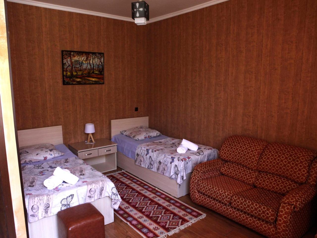 Family Mini-Hotel Martirosyan'S And Tours 耶烈万 外观 照片