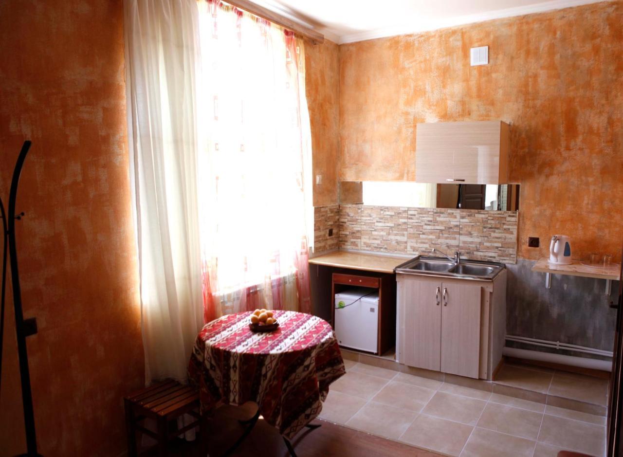 Family Mini-Hotel Martirosyan'S And Tours 耶烈万 外观 照片