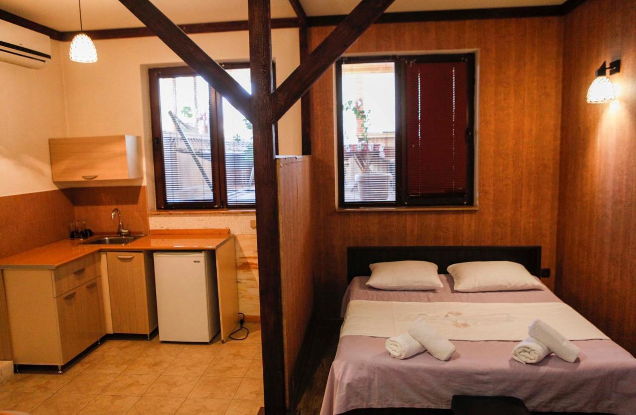 Family Mini-Hotel Martirosyan'S And Tours 耶烈万 外观 照片