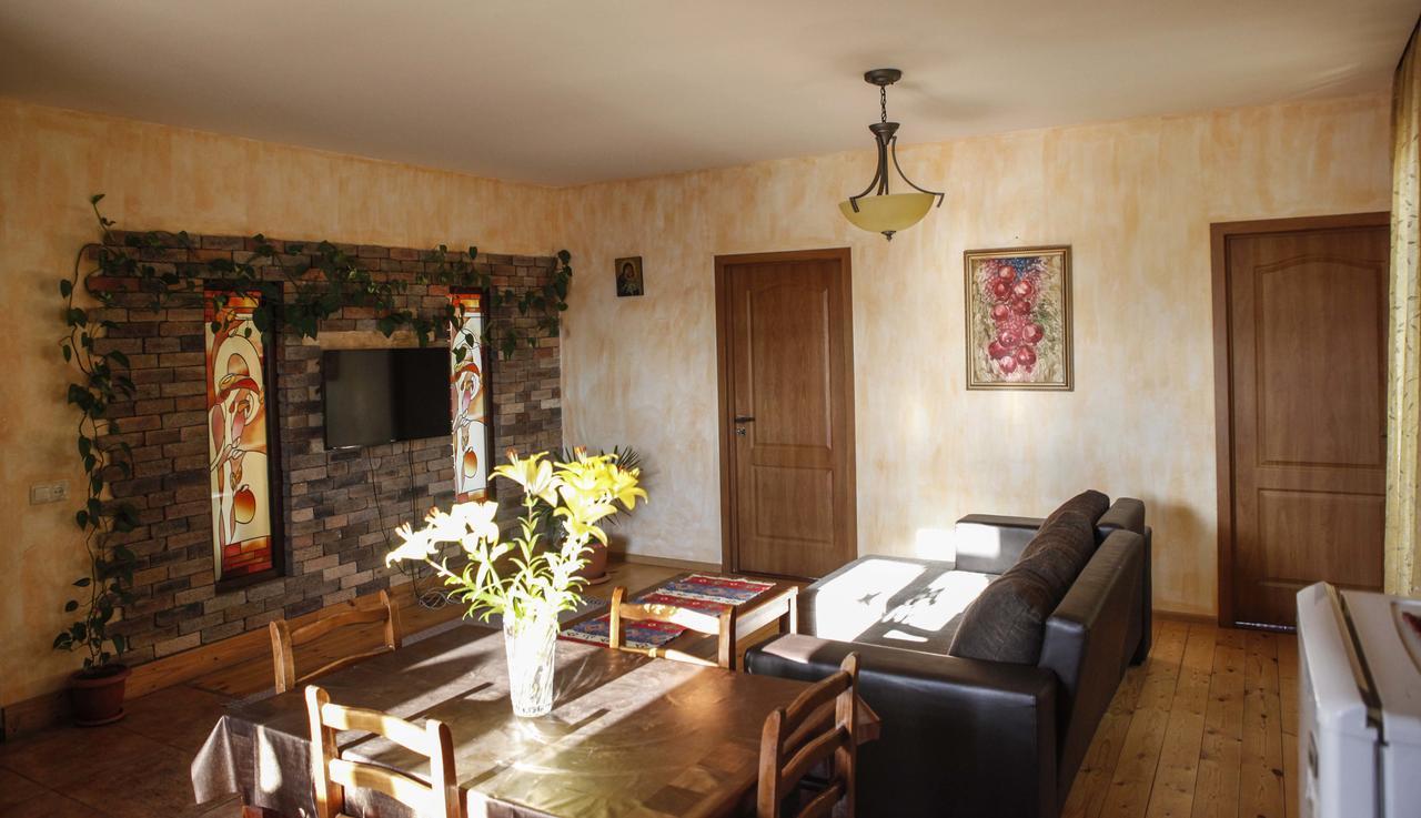 Family Mini-Hotel Martirosyan'S And Tours 耶烈万 外观 照片
