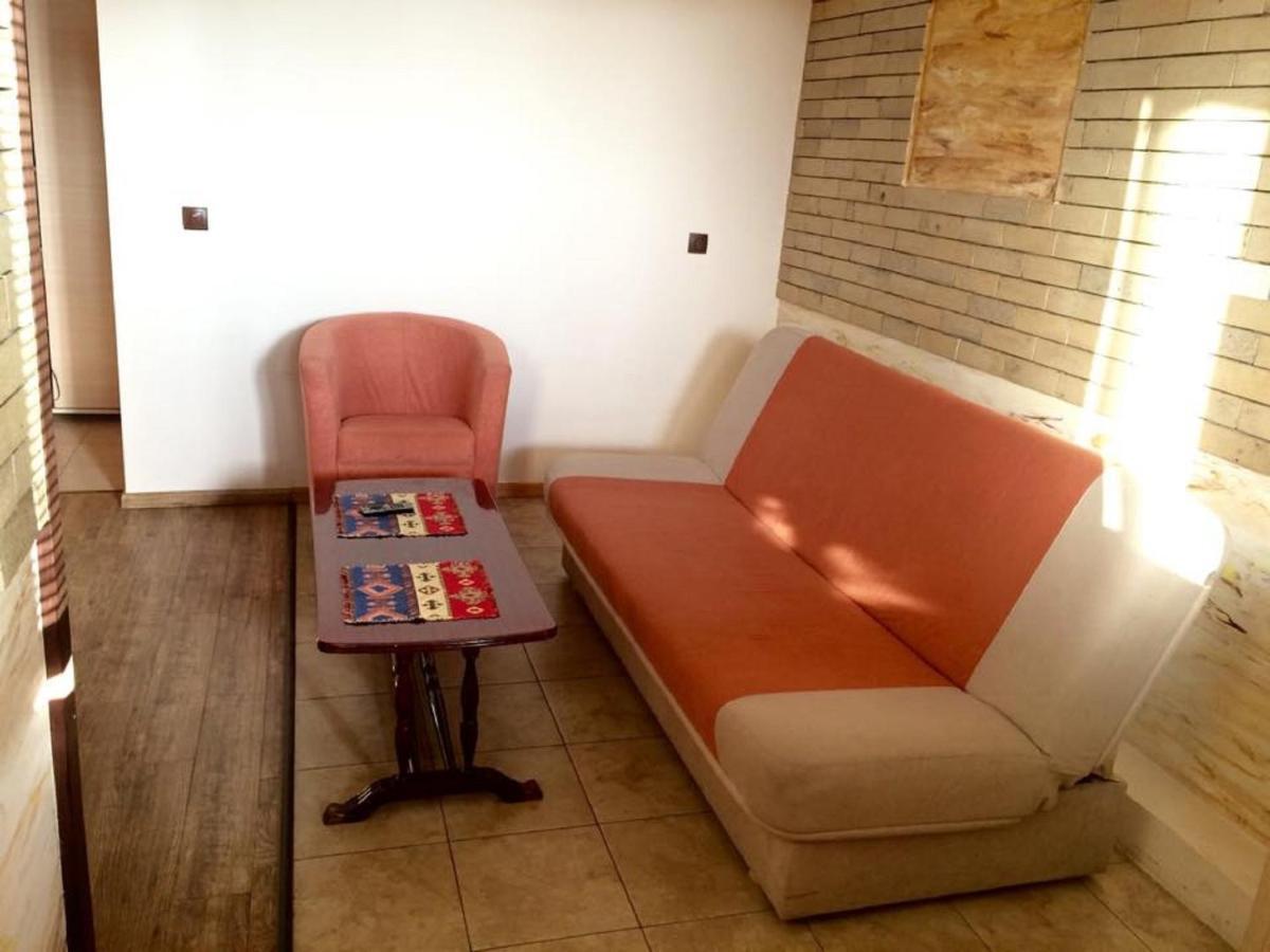 Family Mini-Hotel Martirosyan'S And Tours 耶烈万 客房 照片